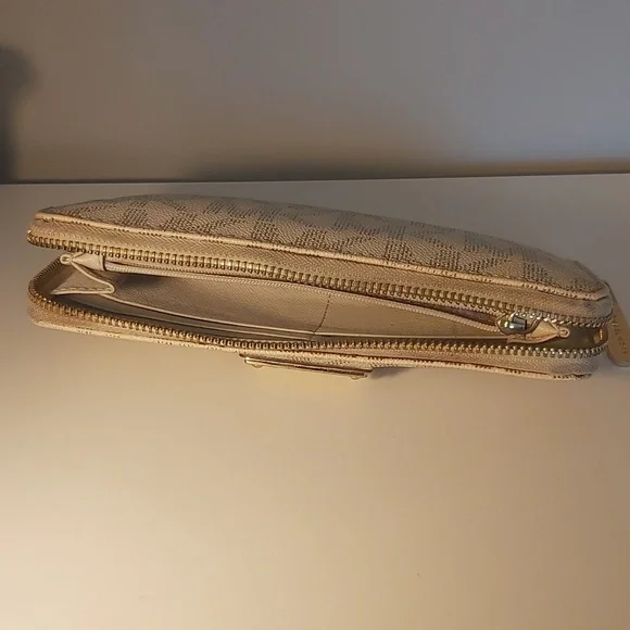 MICHAEL KORS WALLET - Picture 6 of 12